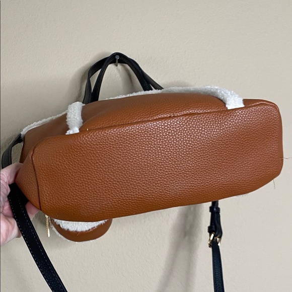 ANN KLEIN Sherpa Faux Leather small crossbody tote bag like new!!! ⭐️⭐️❤️ - Picture 6 of 9